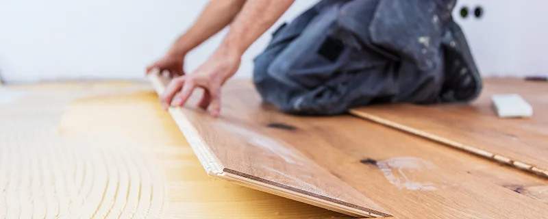 Laminat- und Holzparkettboden